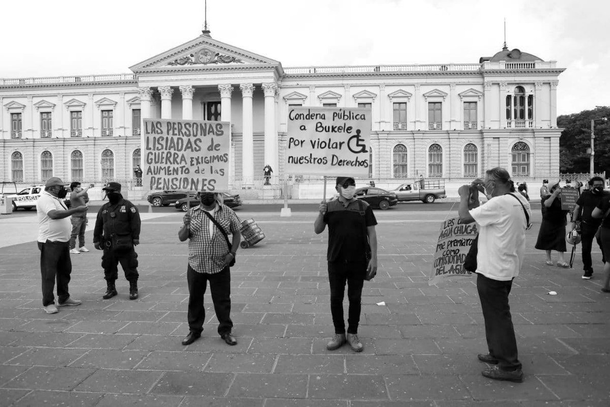 romeoauerbach's tweet image. ⚠️   ALERTA   ⚠️

multitudinaria concentración en contra del Presidente Bukele, favor tomar vias alternas 😳😳😳🤣🤣🤣😉😉😉