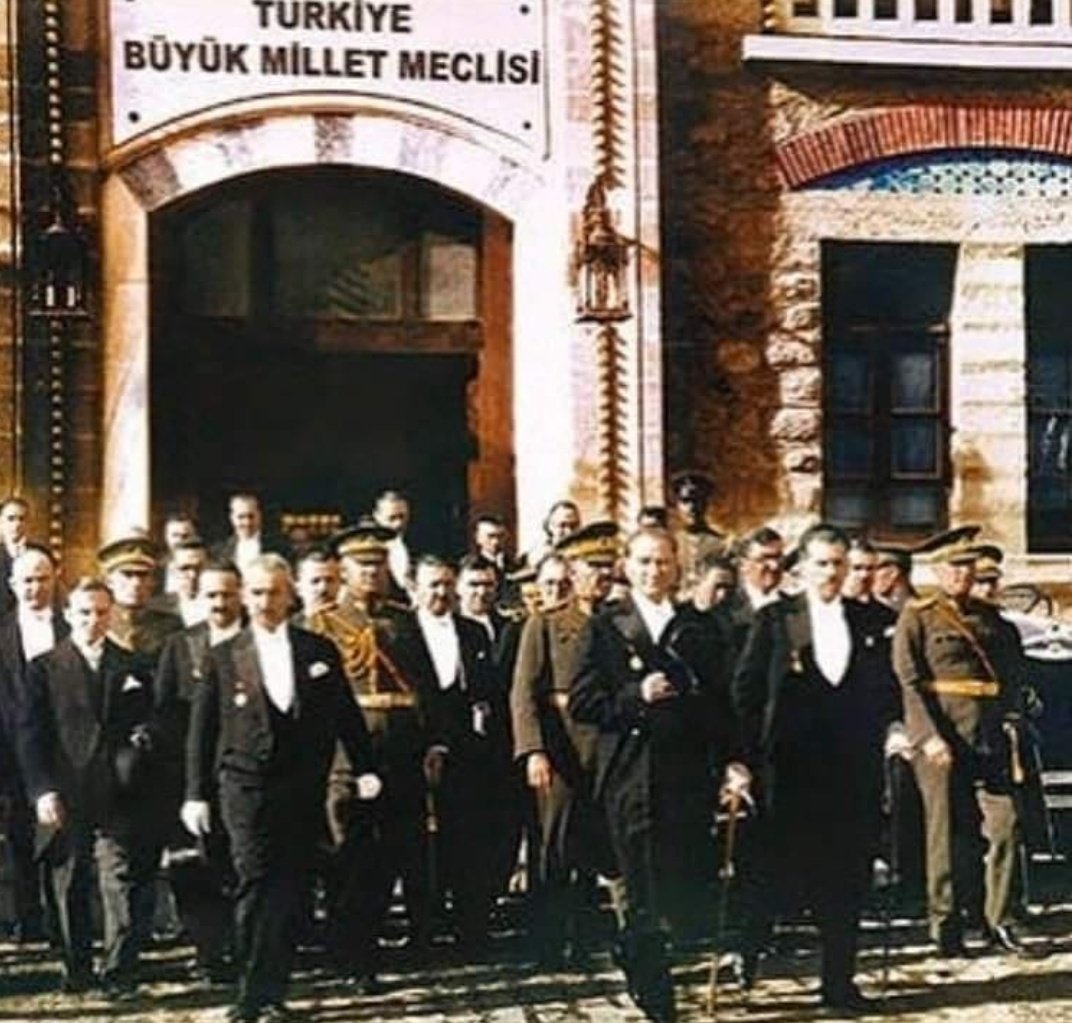 Büyük Atatürk'ün sayesinde kirli fikirlerinizle tertemiz makamlara oturdunuz. Tarihte ne yaptıysa bu millet şimdi ve gelecekte de aynısını yapacaktır. Bundan kaçış yok. 

ATATÜRKeDüşmanlık TÜRKİYEyeDüşmanlıktır ‼️‼️‼️

#HaddiniBilMustafaDemirkan