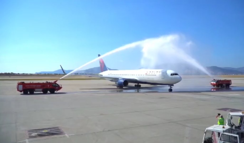 AnAthenianToLDN's tweet photo. 1st @Delta flight arrived in Athens. 
Welcome to Greece, @ATH_airport
Daily flight from JFK and as of 6/6 twice a day 

🇬🇷❤🇺🇸

#allyouwantisgreece #visitGreece https://t.co/K3ZxzLs1rH