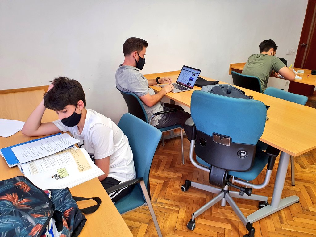 ClubNargo's tweet photo. Els de 3r - 4t d'ESO i 1r de BATX, després de participar en la competició esportiva del @ConsellLH, hem dedicat la tarda a preparar els exàmens trimestrals!
Molta sort, endavant!!
📚🙂⚽️😄 https://t.co/fzLj6yeCmv
