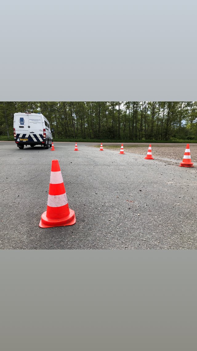 Komende week een primaire rijopleiding. Vast onderdeel manoeuvreren en parkeren. Onderdeel voertuigbeheersing, gewenning afmetingen.