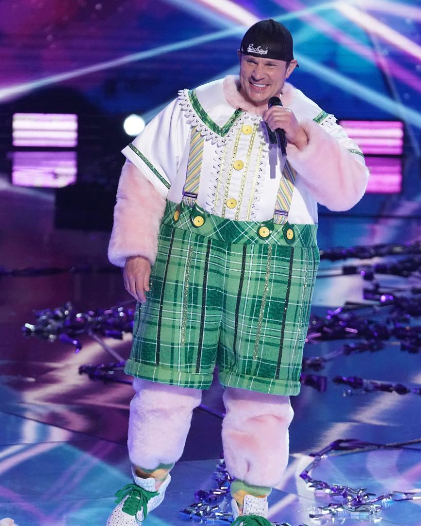 MaskedSingerFOX's tweet photo. Let's keep #TheMaskedSinger party going — it's our Season 5 winner, @NickLachey! 🐷 https://t.co/PV1JYBTRUz