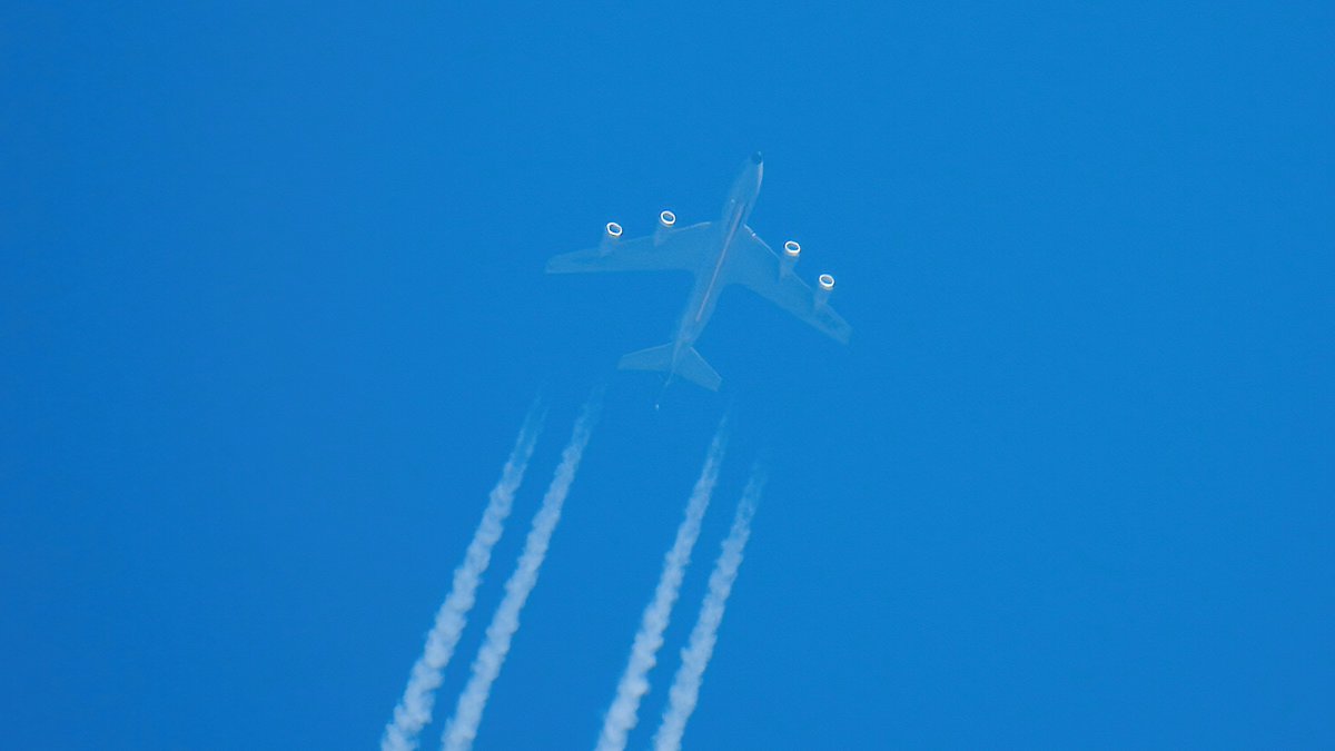 EHSBspotter's tweet photo. Interesting, it looks like United States Air Force KC-135R Stratotanker reg. πΊπΈ58-0100/#GOLD44 is dragging a refueling basket attached to her regular refueling boom. Returning from a refueling mission, presumably.
#NLspotπ³π± https://t.co/YlCej55HJa