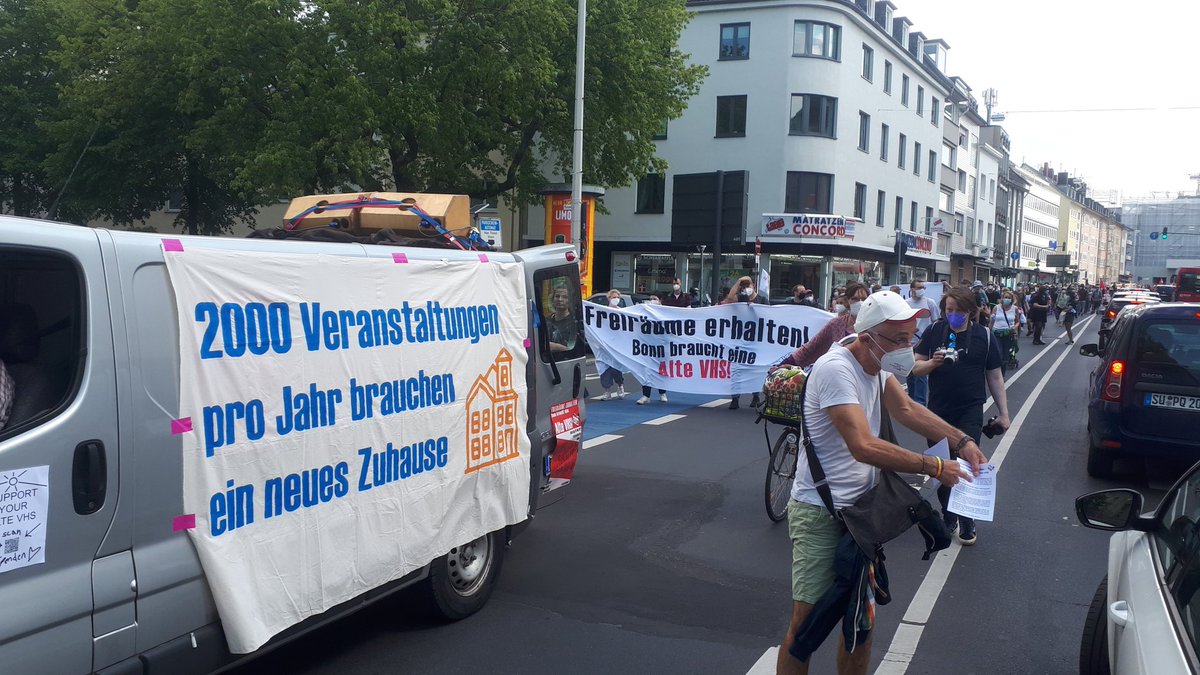 Danke an alle, die heute live oder in Gedanken dabei waren! Wir haben ein starkes und sehr lautes Zeichen für die #AlteVHS in #Bonn gesetzt. 🧡 Wenn die Inzidenz niedrig bleibt sehen wir uns bald da! #AlteVHSbleibt #KulturbleibtInnenstadt #bn2905