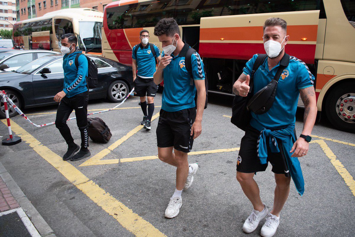 RadioSabadell's tweet photo. L’expedició del @CESabadell arriba al seu hotel de concentració de Miranda, on esperaven a l’entrada alguns seguidors arlequinats

📸 @rogerbr21 https://t.co/e6Gn1WjD7W