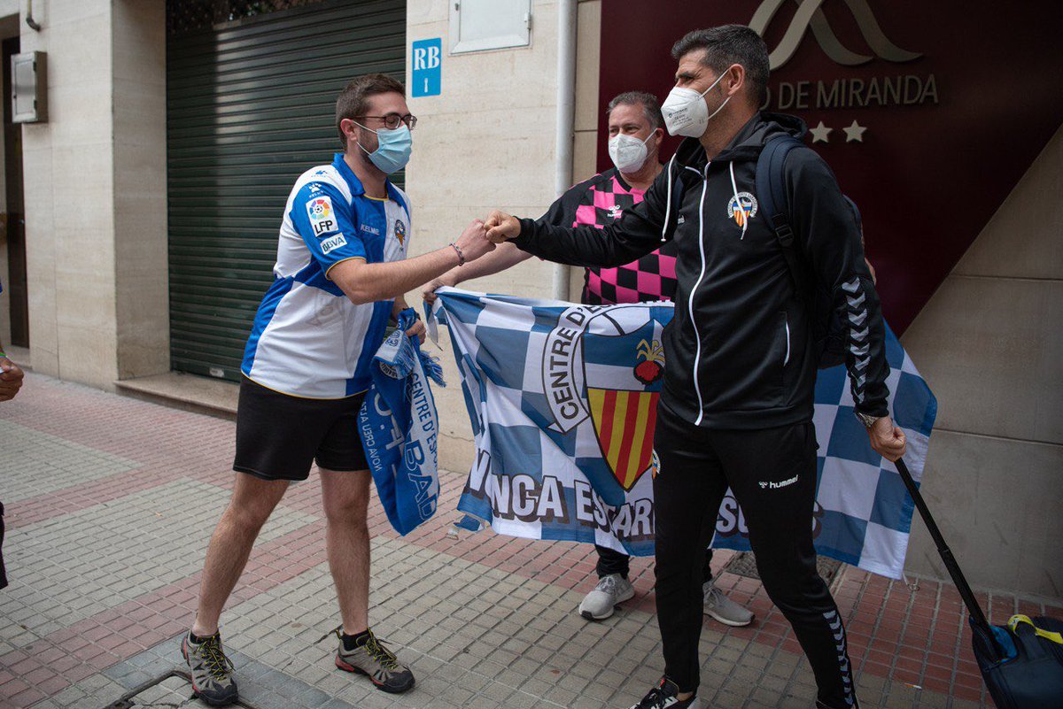RadioSabadell's tweet photo. L’expedició del @CESabadell arriba al seu hotel de concentració de Miranda, on esperaven a l’entrada alguns seguidors arlequinats

📸 @rogerbr21 https://t.co/e6Gn1WjD7W