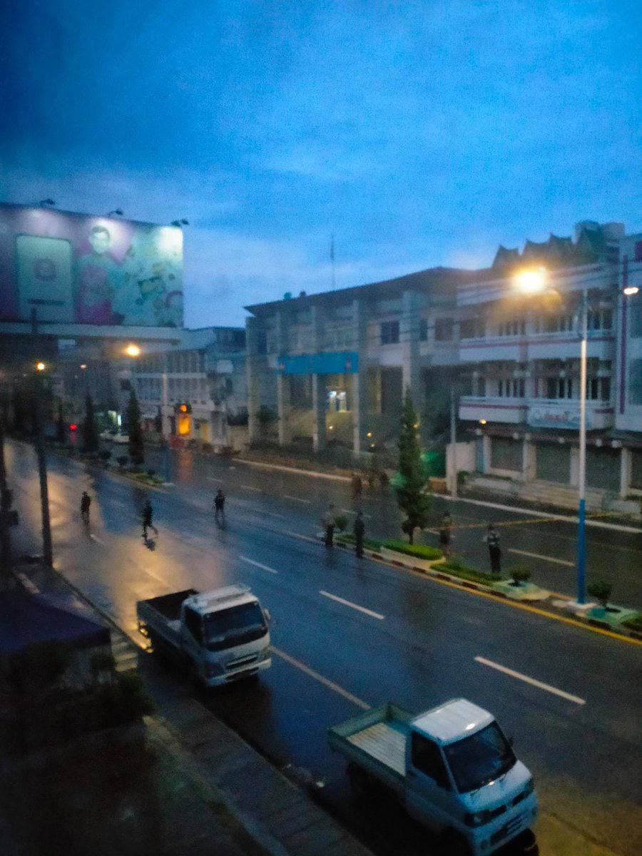 A bomb exploded in front of the #Taunggyi Innwa Bank. 5 gunshots were heard. Regiment troops have cordoned off the roadway and are conducting security checks. #May29Coup #GlobalArmsEmbargo #WhatsHappeningInMyanmar