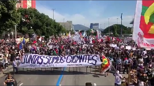 HipocrisiaShow's tweet photo. Hipocrisia!
23:00 Governo pregando aglomeração.
00:00 orgulho de você amiga.
aglomeração do bem?🤔 https://t.co/1tdnSv9vIo