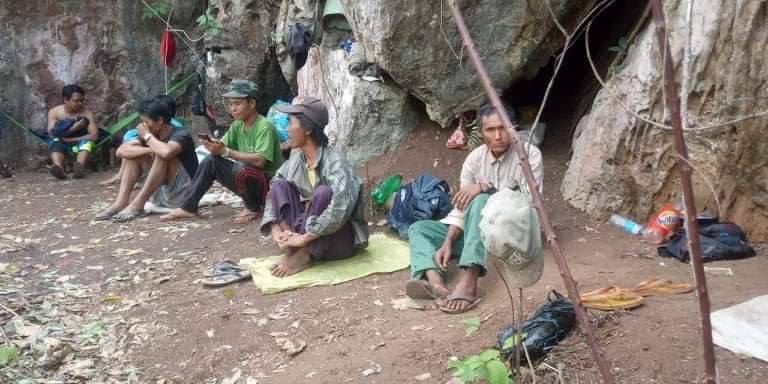 Sandar57092283's tweet photo. There are over 1,000 IDPs in refugee camp in Demoso including pregnant women, children, elderlies and people with disabilities, who are in urgent need of humanitarian aids. #May29Coup #GlobalArmsEmbargo #WhatsHappeningInMyanmar https://t.co/Lrsew2pwAR https://t.co/Puz4QIcPNJ