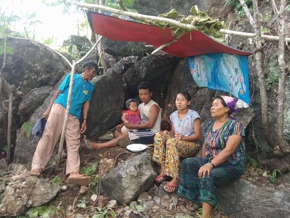 Sandar57092283's tweet photo. There are over 1,000 IDPs in refugee camp in Demoso including pregnant women, children, elderlies and people with disabilities, who are in urgent need of humanitarian aids. #May29Coup #GlobalArmsEmbargo #WhatsHappeningInMyanmar https://t.co/Lrsew2pwAR https://t.co/Puz4QIcPNJ