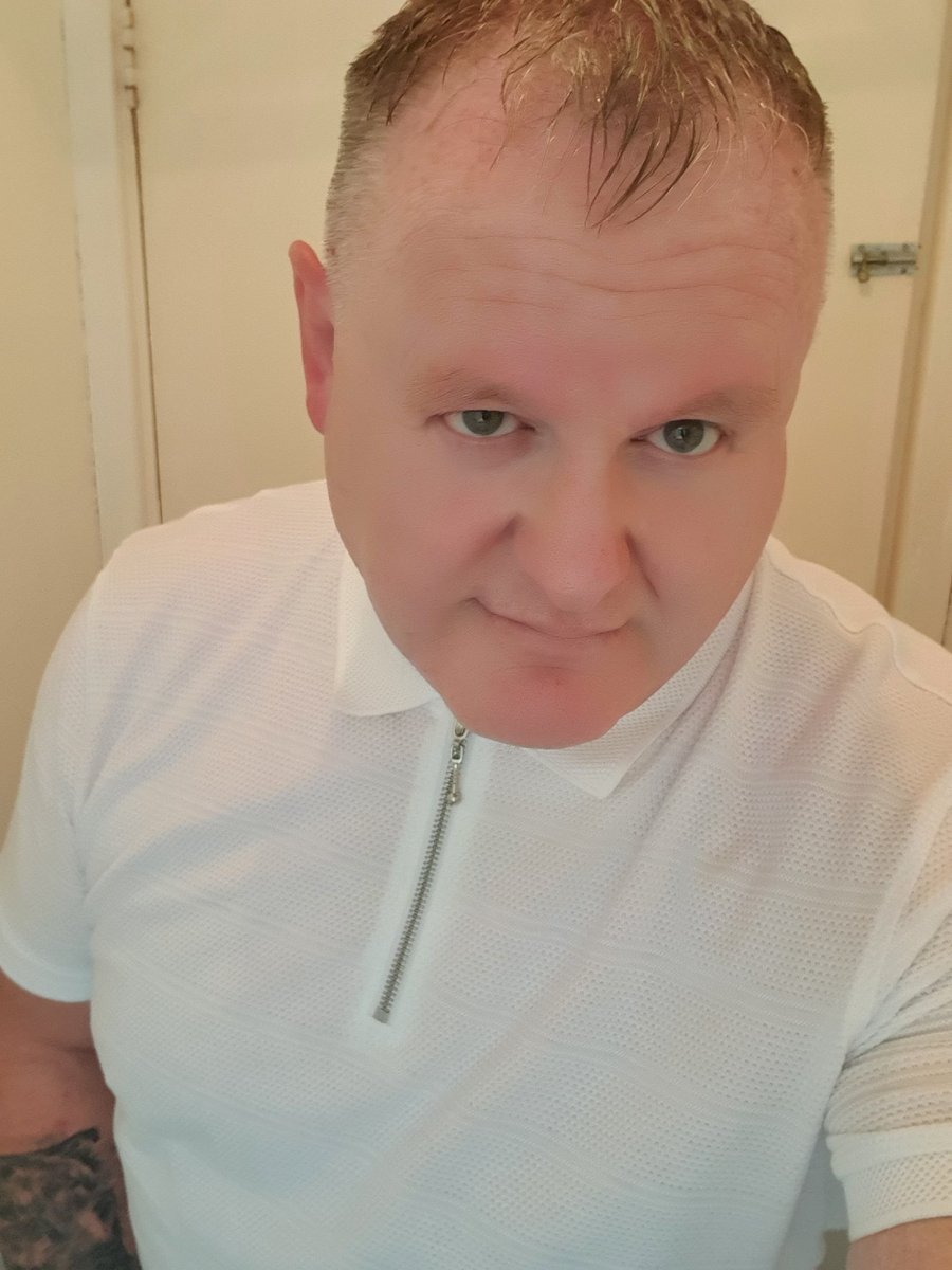 Barlow_Eddie's tweet photo. Good evening twitter friends. Off out for snooker, football & drinks 🍻🍻🍻 with mates. Hope you all have a great evening whtever ur up 😊😊😊 #keepfriendsclose #checkuponyourfriends https://t.co/slGrFpE4Uu