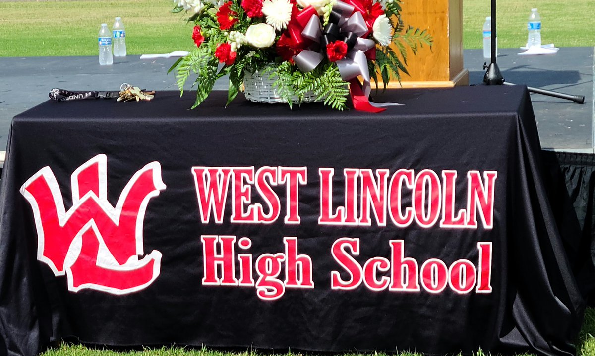 DrAaronAllen1's tweet photo. What a way to celebrate! Great ceremony @wlincolnhs this morning. Proud of the accomplishments of the Class of 2021.
#LCSstrong2theCore
@NC_LCS https://t.co/BUehsZMlHK