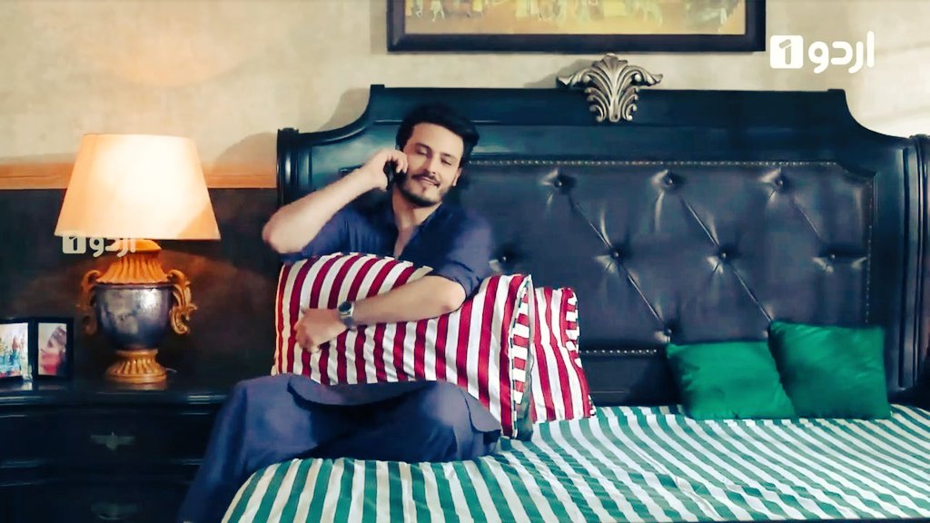 orangecat077's tweet photo. Hey @aClockworkObi ,
We have discovered a new ship and its #Oslow ( Osman + Pillow). This is the most superior ship. 😂
Seriously, what is this relationship Obi? 😭
Forget the actresses , your chemistry with pillow is just so hot.🔥🤪❤
#OsmanKhalidButt https://t.co/Zi09uoj0zb
