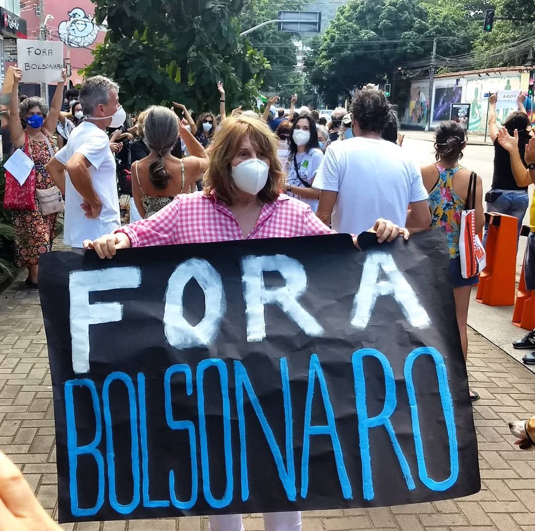 Se até a Nazaré saiu do fundo das águas do São Francisco pra ir na manifestação é porque algo precisa ser urgentemente feito. Renata Sorrah maravilhosa!! #ForaBolsonaro