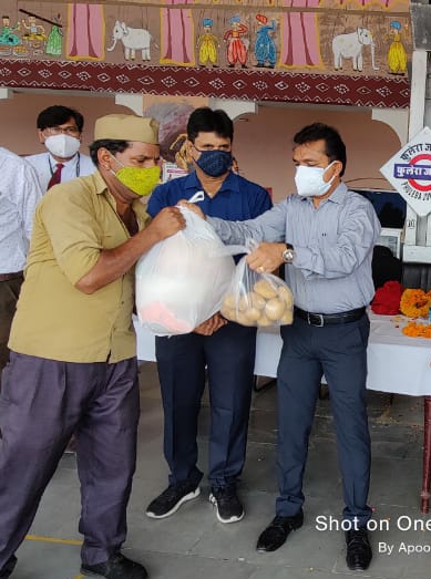 maheshsnaruka's tweet photo. #CovidCrisis teaches us to Helping Hands towards weaker sections of our railway families like Coolies, Venders, Parking and Safai workers at #Kishangarh and #Phulera stations. All of our capable people are requested to come and help us to help them. https://t.co/jrxSSonXCS