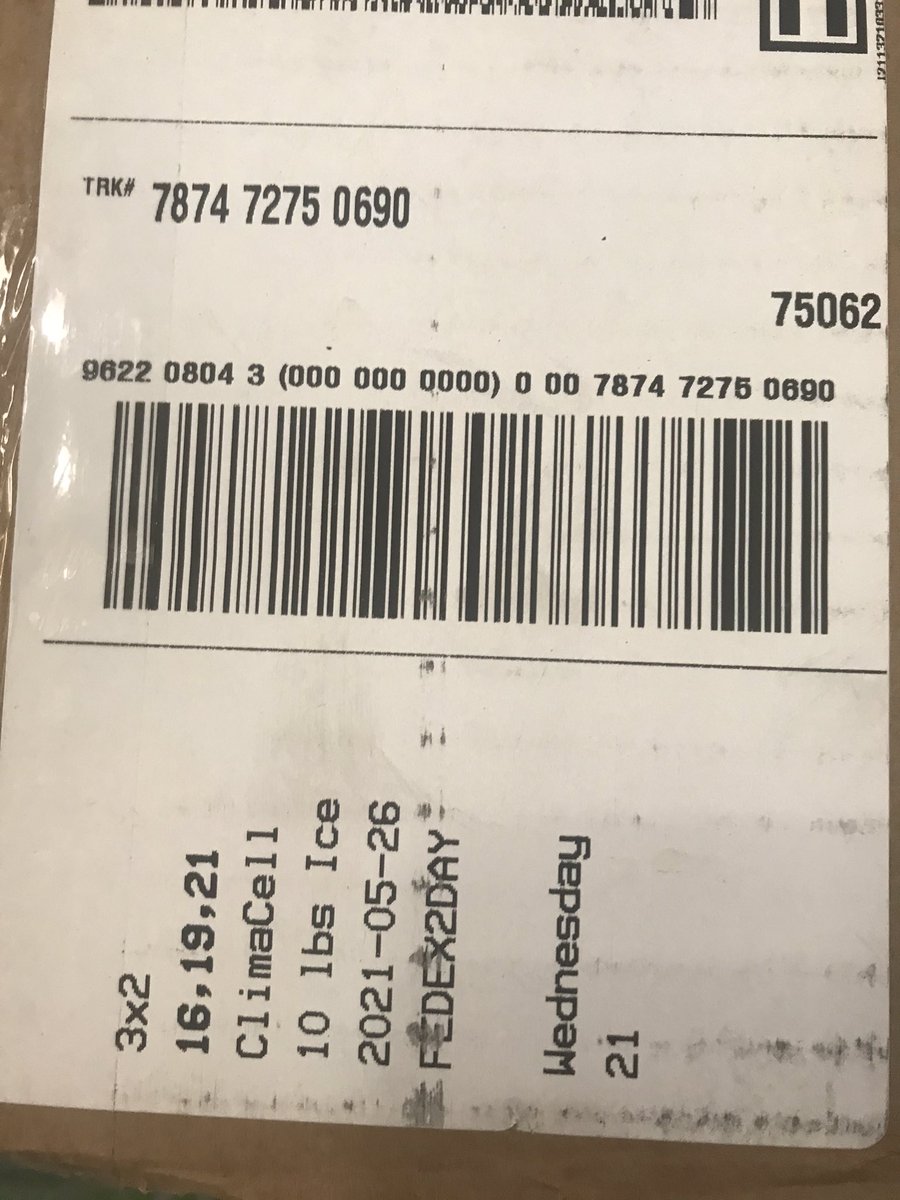 estrojen007's tweet photo. @FedEx @FedExHelp Our delivery driver needs to use common sense. Our @greenchef delivery was in a locker whose doorway left no room for the package to be retrieved. I HAD TO RIP THE BOX APART AND PULL OUT THE CONTENTS before finally being able to drag the crushed box out. https://t.co/onFiLTfK06