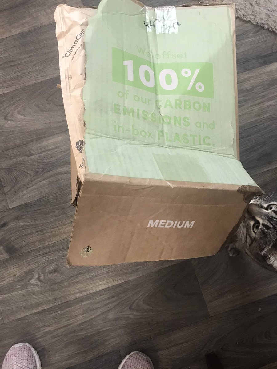 estrojen007's tweet photo. @FedEx @FedExHelp Our delivery driver needs to use common sense. Our @greenchef delivery was in a locker whose doorway left no room for the package to be retrieved. I HAD TO RIP THE BOX APART AND PULL OUT THE CONTENTS before finally being able to drag the crushed box out. https://t.co/onFiLTfK06