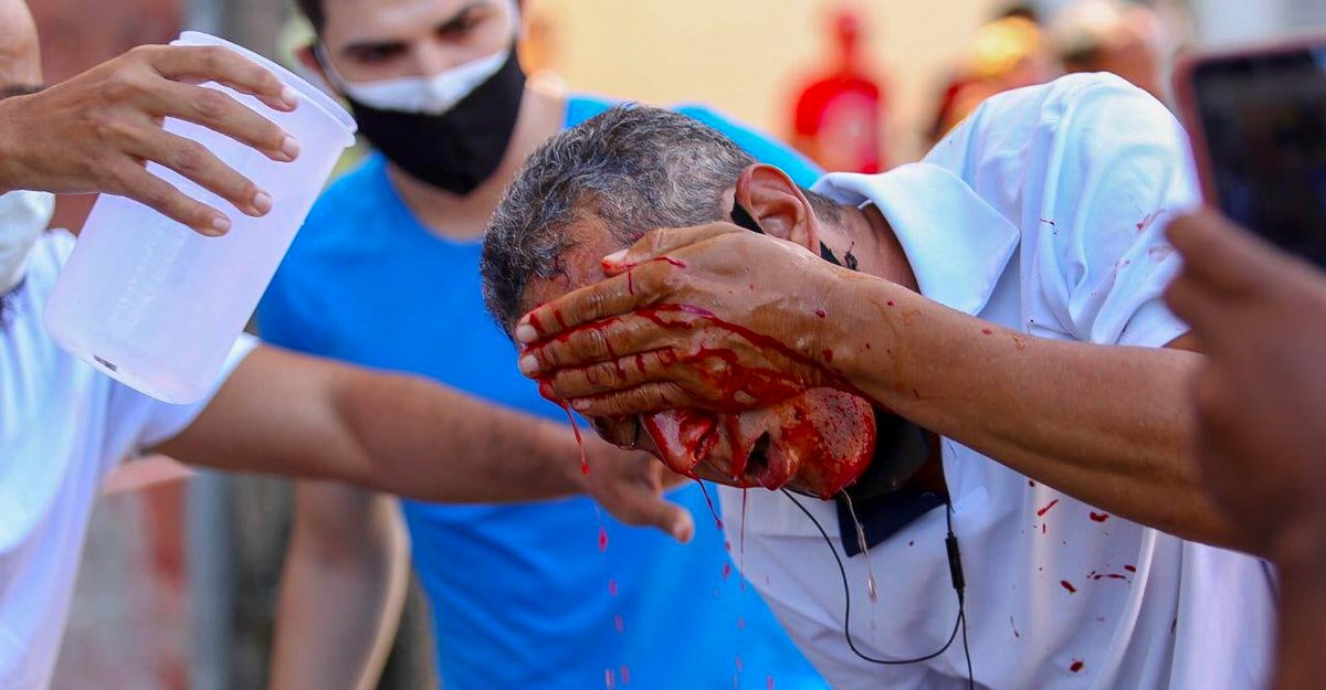 MidiaNINJA's tweet photo. Cenas fortes da reação violenta da policia pernambucana em Recife contra um ato pacífico. Genocidas não passarão! Fotos: Hugo Muniz #29MForaBolsonaro https://t.co/3kF6YDPoq9