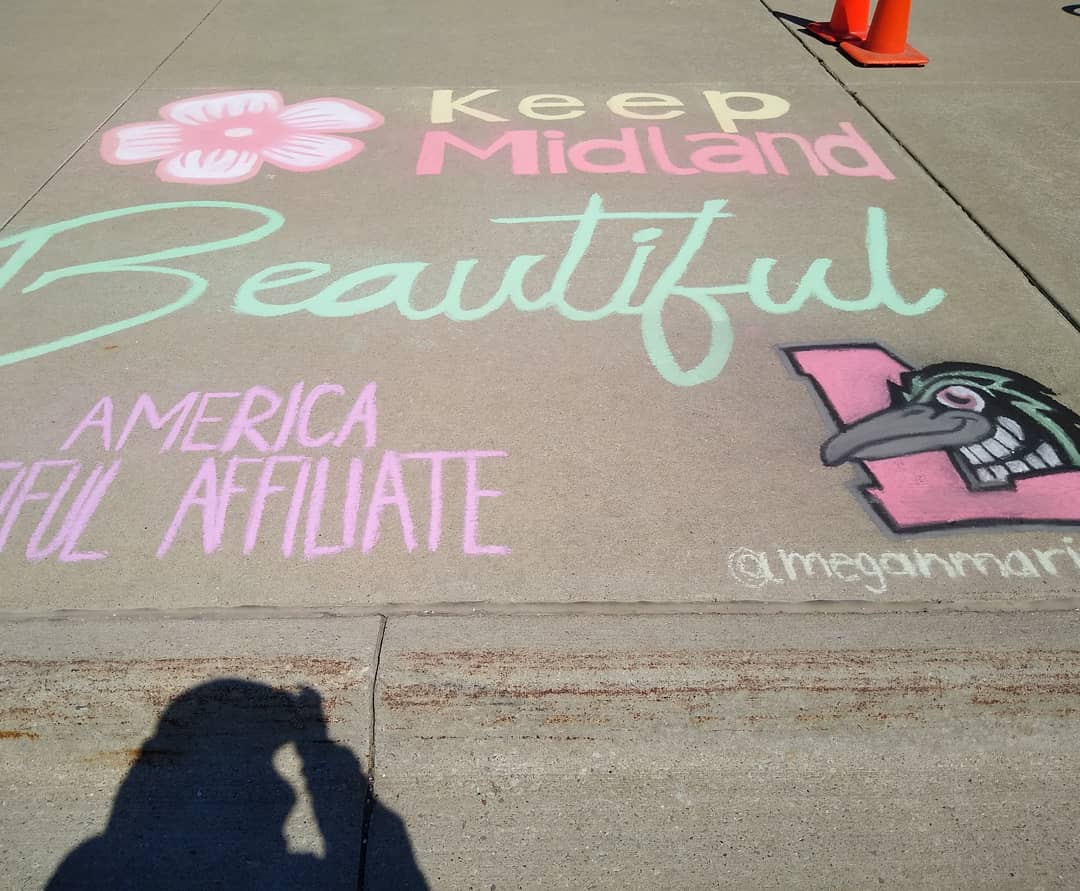 MidlandFMarket's tweet photo. It was an awesome day at #MAFM!!
Thank you to Mark and Lori for their performance, the artists who made a beautiful chalk mural, our partners, vendors, and shoppers!!!
We'll be back next Wednesday and Saturday from 7am-1pm at the Dow Diamond East parking lot!
#MidlandMI https://t.co/QYUF3YFqNp