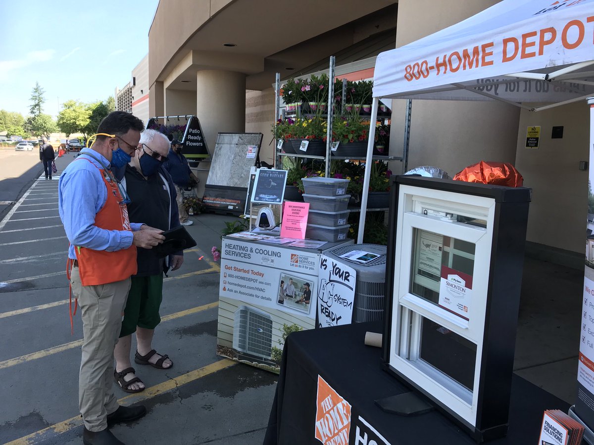 HDIS DC Jim help customers set lead at 4040 #HDISpdx ⁦<a href="/y_atonna/">Yvette Atonna</a>⁩ @JimMac@pdx