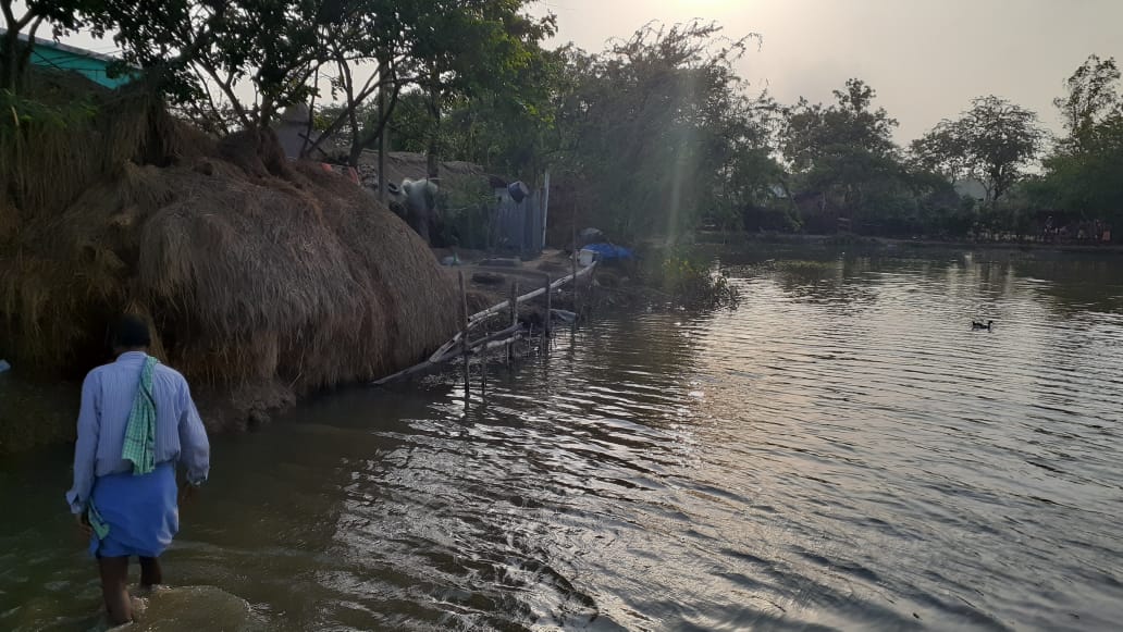 Pratik_das5060's tweet photo. ଆମ୍ଭ ମାନେ ଗ୍ରାମ ବଉଲକଣୀ, ଗ୍ରାମ ପଂଚାୟତ ବଉଲକଣୀ ,ବ୍ଲକ ମହାକାଳପଡ଼ା ,ଜିଲା କେନ୍ଦ୍ରାପଡା ଓଡିଶାର ବାସିନ୍ଦା ଅଟୁ । ବାତ୍���ା ୟାଶର ଚାରି ୫ ଦିନ ବିତି ଗଲା ପରେ ମଧ୍ୟ ଆମ୍ଭ ମାନଙ୍କର ଚାଷ ଜମି ଯାହାକି ଵଉଳକଣୀ ପଂଚାୟତ ଅଫିସର ଉତ୍ତର ଏବଂ ପୁର୍ବ ଭାଗରେ ଅବସ୍ଥିତ, ସମ୍ପୂର୍ଣ ଭାବରେ ଜଳମଗ୍ନ ହୋଇ ରହିଛି। (1/4) https://t.co/zfEAWriGmS