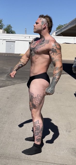 From posing class today.❤️ https://t.co/6Yvd706OgN