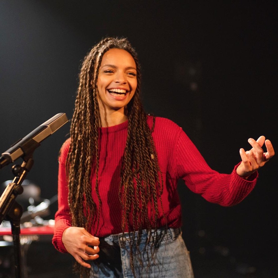 🌹Souvenir du tournage de la Live session « Show Me » avec <a href="/studio/">Studio.Design</a>.cuadra 🌹
YouTube ⬇️
youtu.be/-Qw6HGsYz8o

Streaming ⬇️
kuronekomedia.lnk.to/MorningRain

#music #live #videoclip #red #french #singer #songwriter #soul #jazz #rock #blackgirlmagic #guitarist #braids  #harmonies #smile