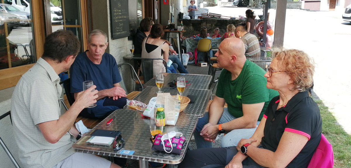 ACapraDiMonti's tweet photo. Après l'apéro 1 (bières), l'apéro 2 (Porto excellent...), la..... #Garbure !!!!! #SBMontagne à #Etsaut ! #ValléeDAspe https://t.co/DPBgvjCY1K