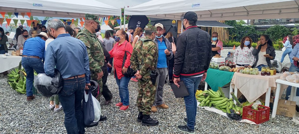 Ejercito_Div5's tweet photo. Con los hombres de Acción Integral y el comandante del #BASPC8, acompañamos a los campesinos y emprendedores de Armenia #Quindío, en el Mercado Campesino, apoyándolos y brindándoles seguridad en esta jornada.
#OctavaBrigada
#SomosSuEjército https://t.co/o4kxgc51U1