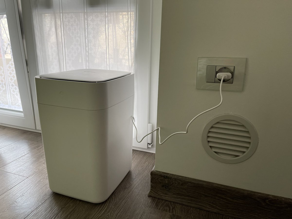 doctorappleita's tweet photo. “Devo ricaricare la spazzatura”
“Cambi il sacchetto?”
“No no, devo proprio ricaricare la batteria perché è scarica!”
@TownewUS #townew https://t.co/zIBlT1oNEz