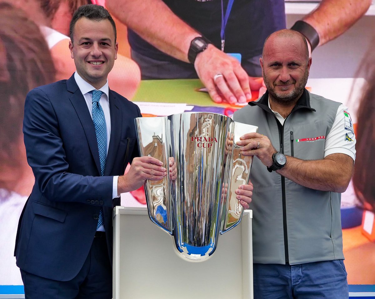 SimonVenturini's tweet photo. #SALONENAUTICOVENEZIA • Per la prima volta in Italia la #PRADACup!
Un'emozione poterla sollevare all'Arsenale assieme al grande skipper Max Sirena, che ha trascinato con il suo talento @lunarossa alla finale di @americascup.
Uno dei grandi eventi del @SaloneVenezia! https://t.co/Xfe0QvA8hx