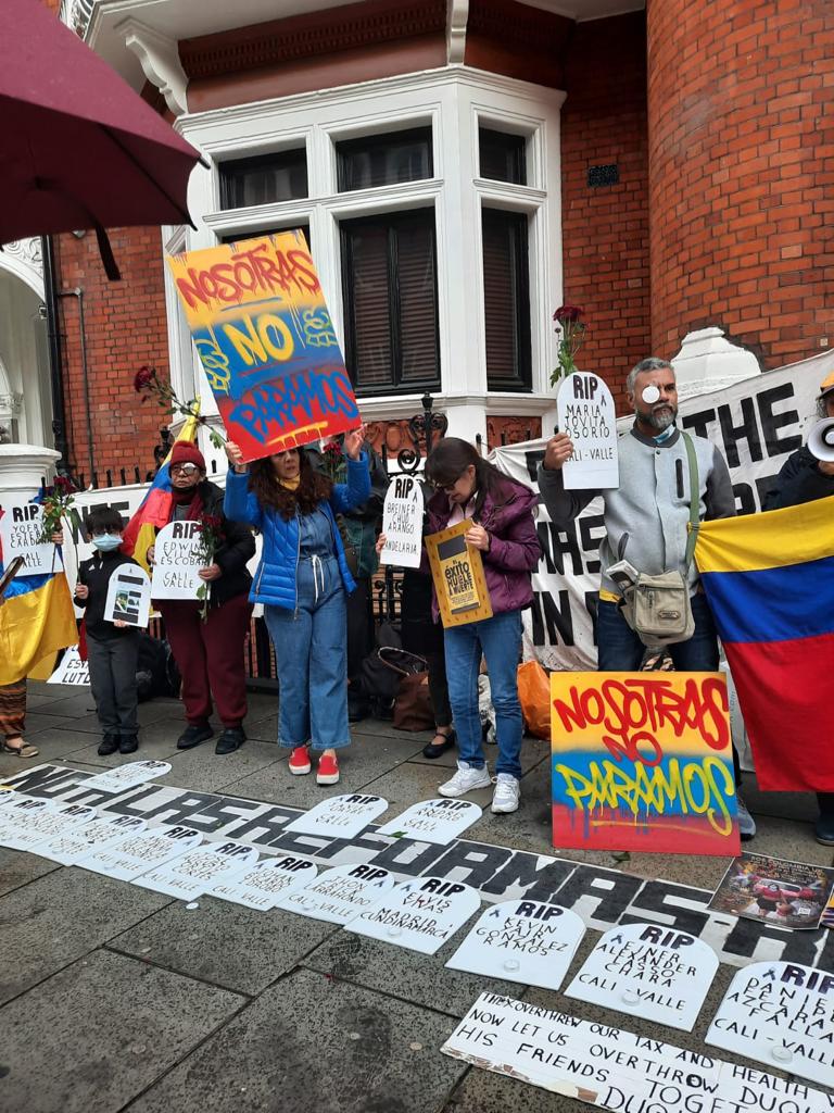 David_Aramendiz's tweet photo. Yesterday at the Embassy of Colombia in London (United Kingdom). #SOSColombiaDDHH #SOSCALICOLOMBIA #ParoNacional29M  #StopTheMassacreInColombia https://t.co/KDOFME0eRo