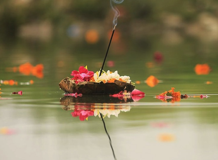 HinduMediaWiki's tweet photo. Alternatives to RIP : 

in Western language, a man gives up the ghost, but in our language a man gives up his body. (CW).

So people in the Western Countries identify the individual with "the body of that individual" which is buried. So there is the concept of RIP. 1/5 https://t.co/b8IjwMWSjQ
