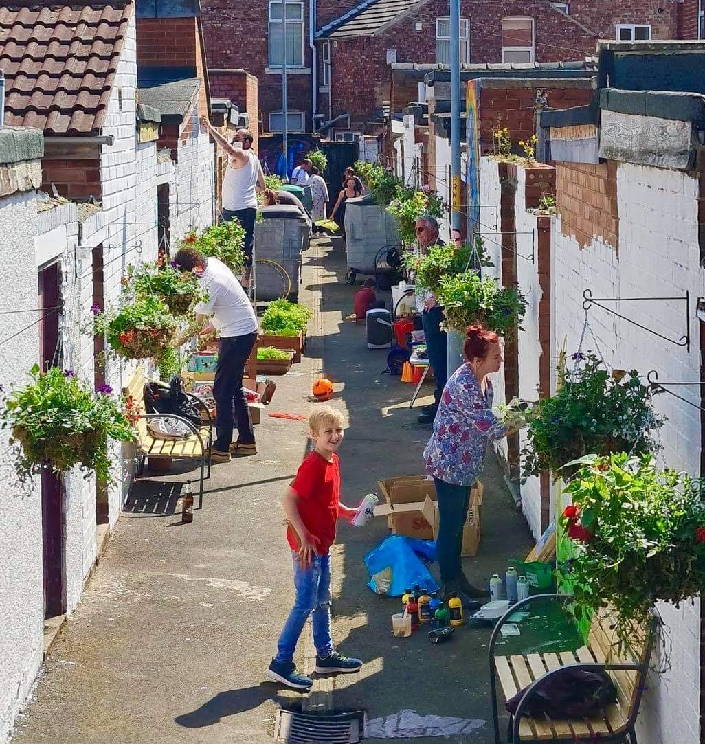 centre_right_'s tweet image. The Boro At It’s Best

They were sick of the mess and decided to act 

@CzarnockiKasper and his wife Kinga started to transform Camden Street alley

With money and help from us they worked hard with volunteers to transform the place...

Loads more makeovers happening this summer