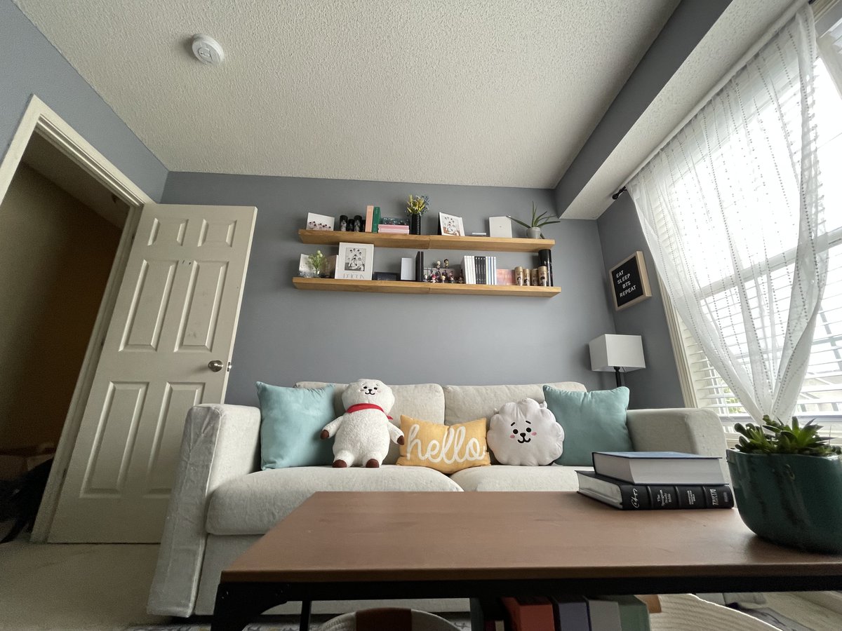 lynette_SJS's tweet photo. My daughter redecorated my home office for me. I'm so happy with it!💜 @BTS_twt https://t.co/Q9k7HWHMaz