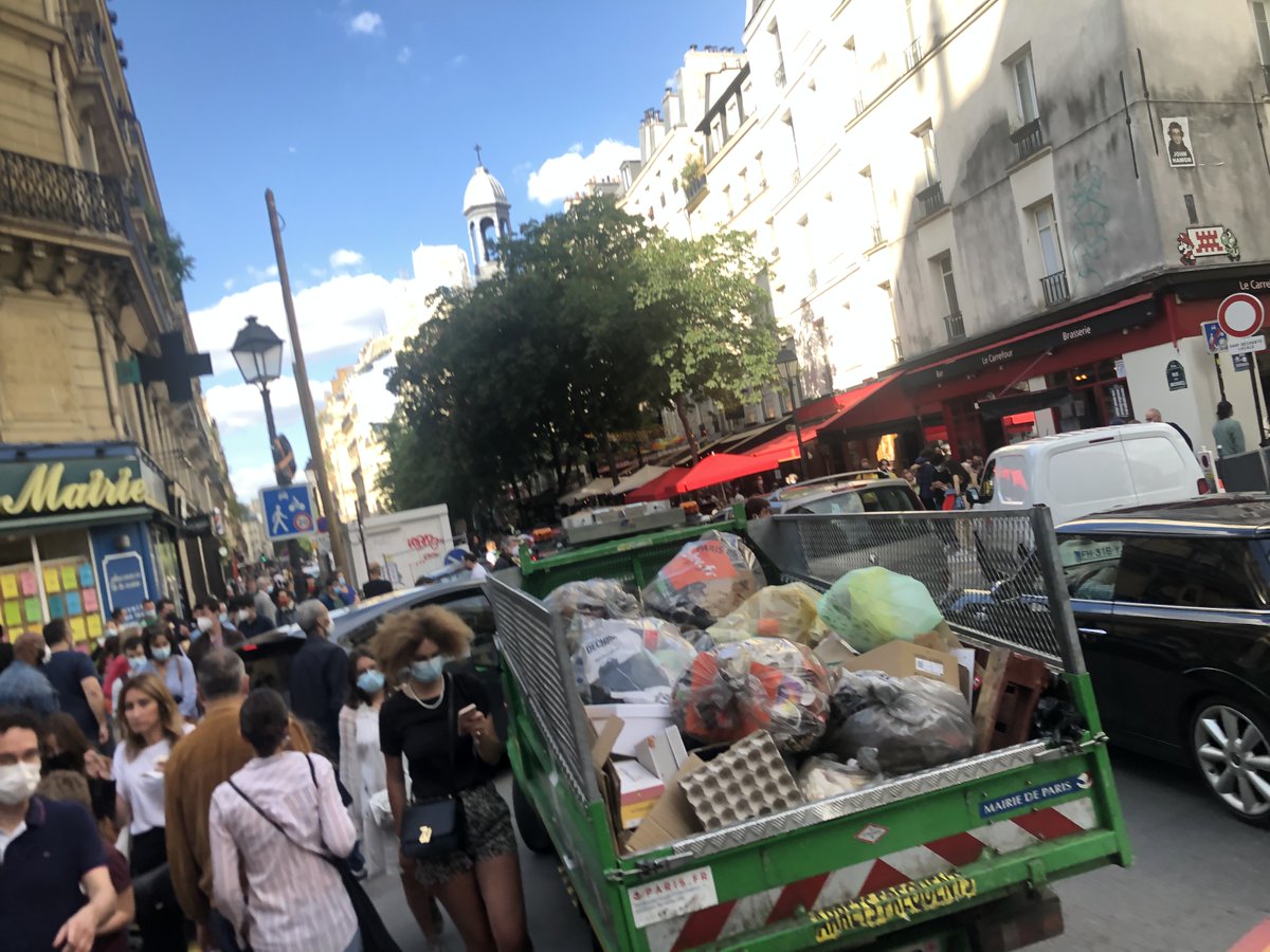 CapAdrien's tweet photo. La ville apaisée dans #ParisCentre  ! c'est un chauffeur de bus obligé de demonter les barrières des travaux pour pouvoir passer.Bien vu @ArielWeilT &amp; @Florent_Giry A part ca tout s'améliore ! #saccageparis @Anne_Hidalgo @egregoire https://t.co/tuIVtGxQ5a