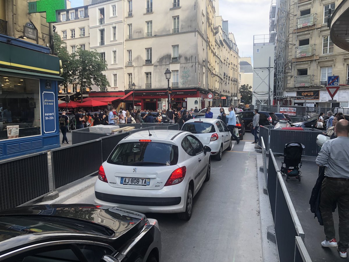 CapAdrien's tweet photo. La ville apaisée dans #ParisCentre  ! c'est un chauffeur de bus obligé de demonter les barrières des travaux pour pouvoir passer.Bien vu @ArielWeilT &amp; @Florent_Giry A part ca tout s'améliore ! #saccageparis @Anne_Hidalgo @egregoire https://t.co/tuIVtGxQ5a