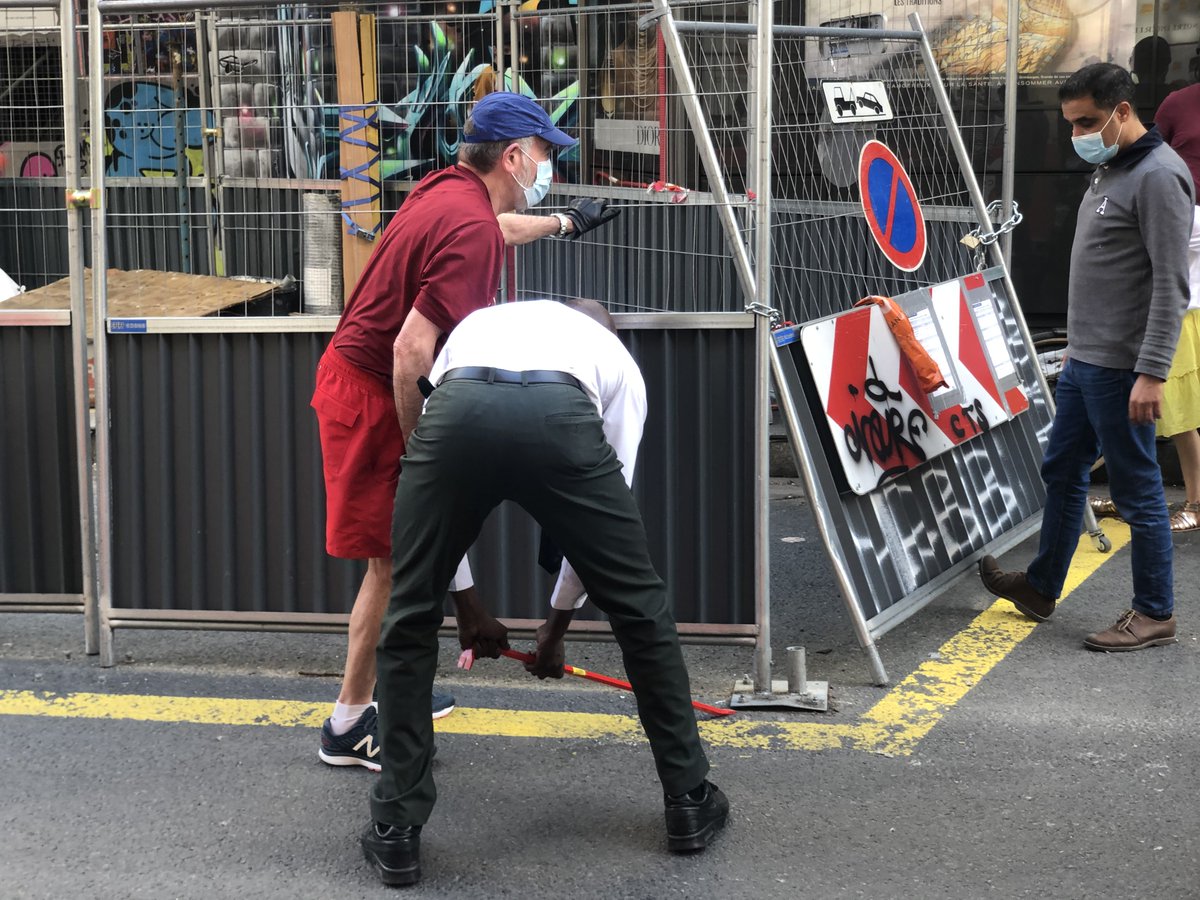 CapAdrien's tweet photo. La ville apaisée dans #ParisCentre  ! c'est un chauffeur de bus obligé de demonter les barrières des travaux pour pouvoir passer.Bien vu @ArielWeilT &amp; @Florent_Giry A part ca tout s'améliore ! #saccageparis @Anne_Hidalgo @egregoire https://t.co/tuIVtGxQ5a