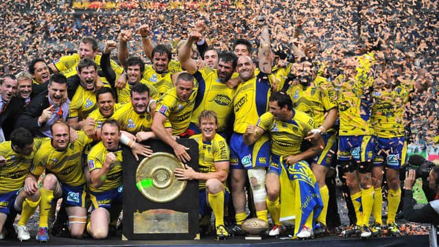 ScrumESPN's tweet photo. ¡La décima fue la vencida!
Se cumple un nuevo aniversario del campeonato de @ASMOfficiel en el @top14rugby del año 2010. 🇫🇷🏆
Tras diez finales perdidas, el equipo donde militaban Mario #Ledesma, Martín #Scelzo e Ignacio #Canale, se alzó con la corona. 🇦🇷👏🏽
#Top14xESPN https://t.co/ArSZrebW4q