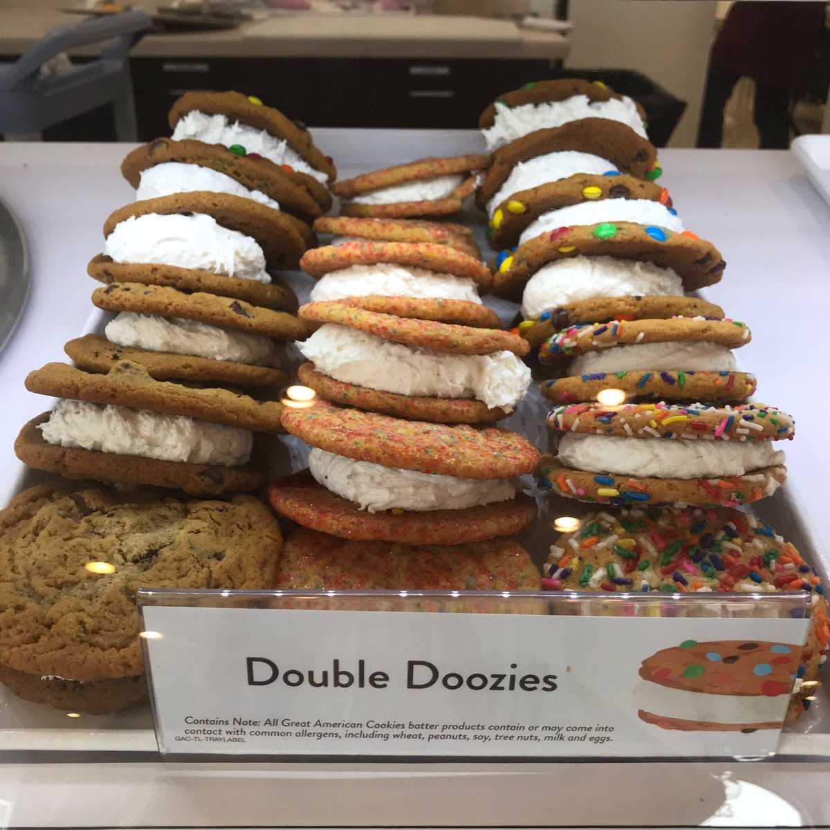 Marbleslabba's tweet photo. Have a good weekend... from our delish The Double Doozies 😋😲🍪

#cookiecake #doubledoozies #weekend #dessertideas #ohmy #wow https://t.co/p0yTY9fKLe