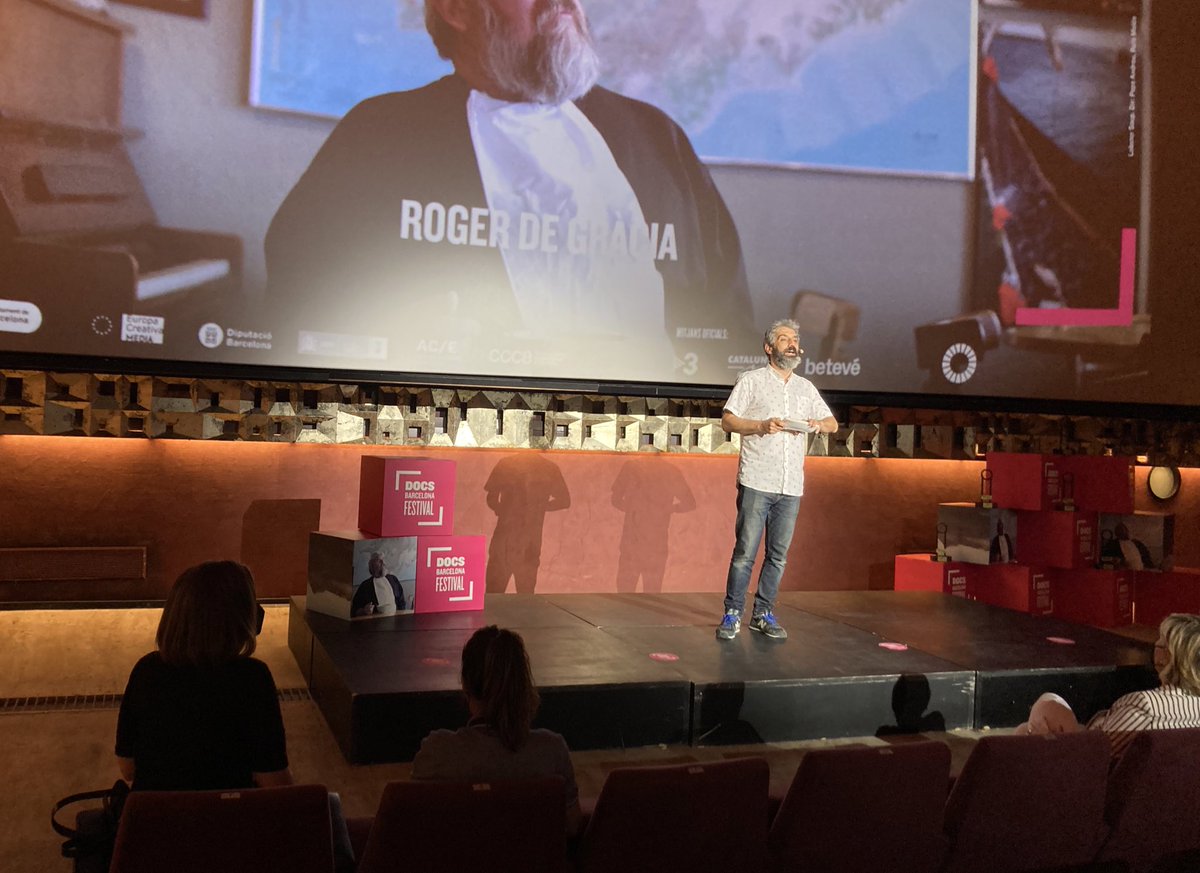 La 24ena edició del #DocsBcn s’apropa al final. Arranquem la Cerimònia de Cloenda a l’#Aribau. Presenta, com sempre, <a href="/mindundi33/">Roger de Gràcia</a>.