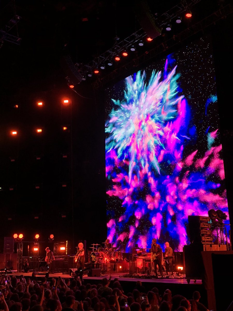 LucieValais's tweet photo. « Karma Girls » pour clôturer ce #ConcertTest d’Indochine https://t.co/IHPuwjP39O