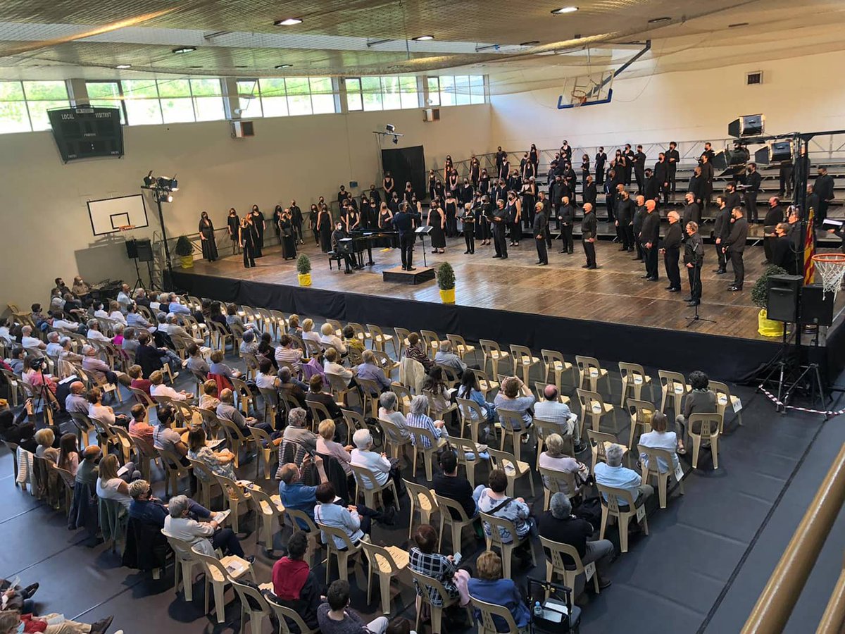 Les Veus Alegres se sumen a cantar amb l'Orfeó Català. Quin goig sentir-los plegats! Demà la coral de Sant Hilari serà protagonista del concert al Palau de la Música i l'Orfeó els acompanyarà en alguns temes.