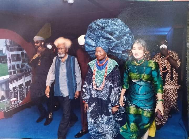 dnefretiti's tweet photo. #kabiesioo #ObaOyenikeOkundayeinthemiddle #70thbirthday #ProfWoleSoyinka #ChiefAdunni @dnefretiti https://t.co/FmHuxXBCkg