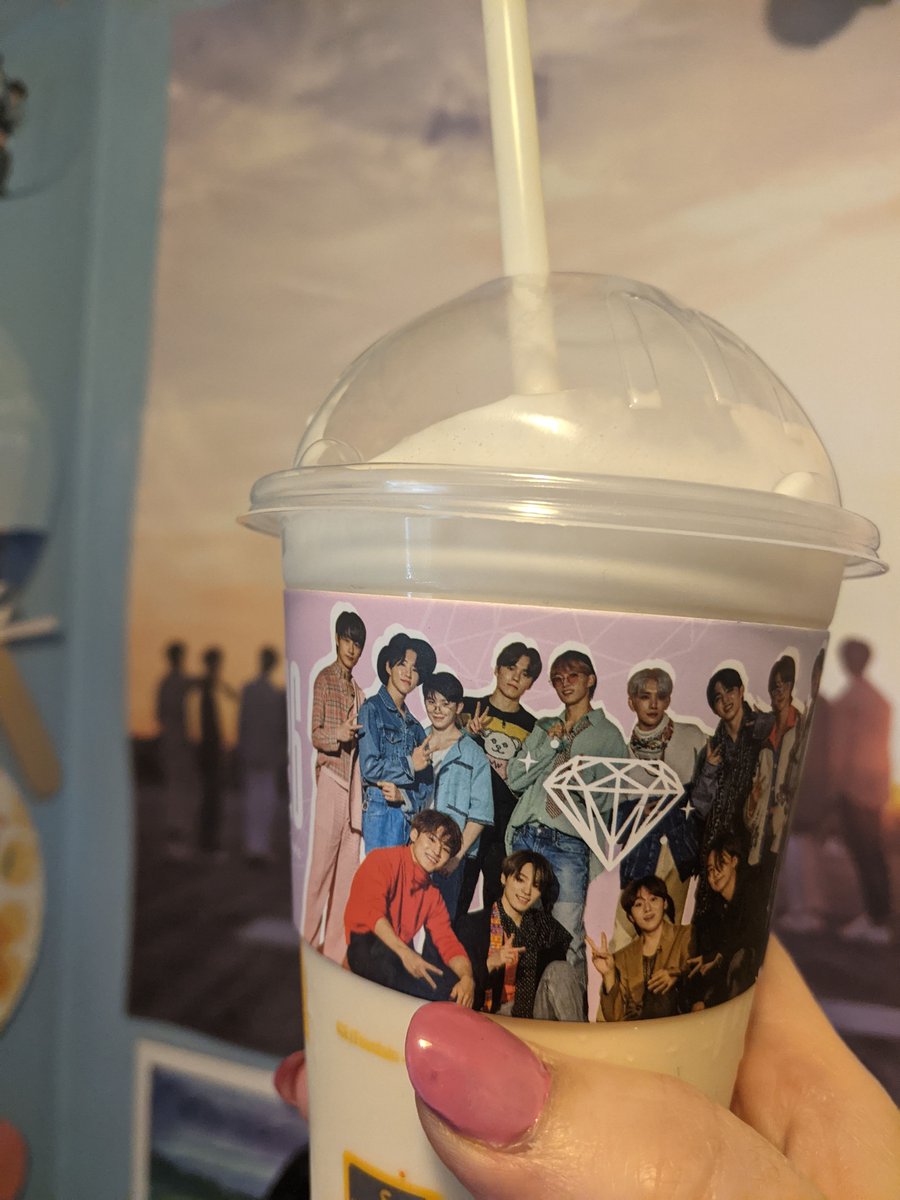 thatsfandom's tweet photo. So happy to be a #CARAT celebrating SEVENTEEN's 6th anniversary!
#SEVENTEEN #์ธ๋ธํด @pledis_17 #SEVENTEEN6thAnniversary #SVT_6th_Anniversary
#6YearsWithSVT #LoveSVTea Thank you, @TheDancingTiger for creating the cute cupsleeve kit! https://t.co/ik2ymqlhD8