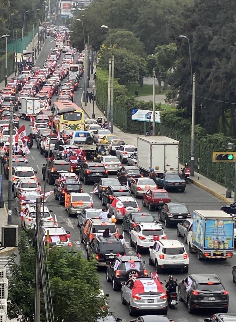 jaendebracamoro's tweet photo. LOS DOS PERU. Los que van a pie y en micro a la plaza a manifestarse contra la desigualdad, el abuso y la corrupción. Y los que se movilizan en sus vehículos para demostrar quien es quien en este país. https://t.co/egr9sTPyuB