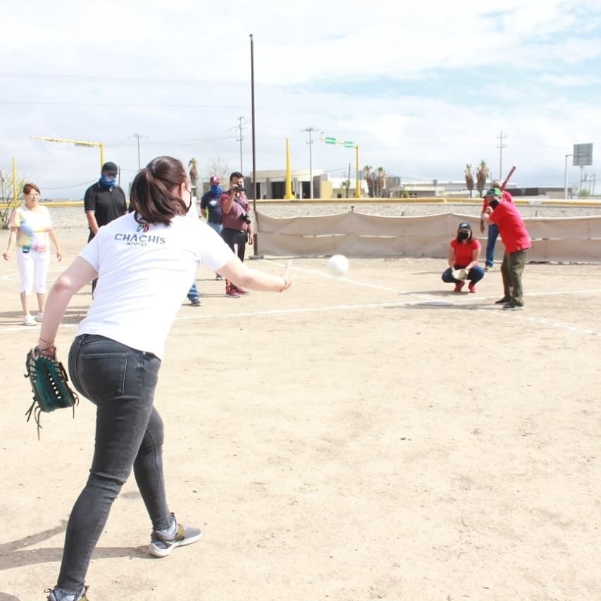 ChachisBoone1's tweet photo. En mi recorrido de hoy por los campos deportivos de Nueva Rosita, pude saludar a un gran promotor del deporte local, a mi amigo José Antonio “Tobi” Solís.
¡Enhorabuena a las chicas participantes del torneo relámpago de softbol!, y gracias por la invitación . https://t.co/SBR080HGI8