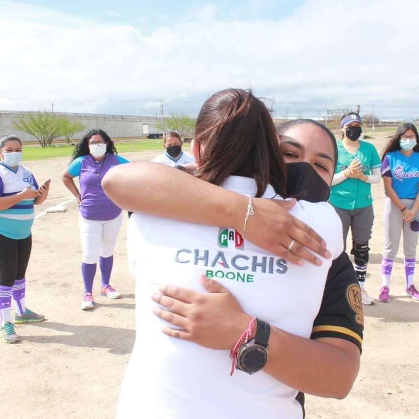ChachisBoone1's tweet photo. En mi recorrido de hoy por los campos deportivos de Nueva Rosita, pude saludar a un gran promotor del deporte local, a mi amigo José Antonio “Tobi” Solís.
¡Enhorabuena a las chicas participantes del torneo relámpago de softbol!, y gracias por la invitación . https://t.co/SBR080HGI8