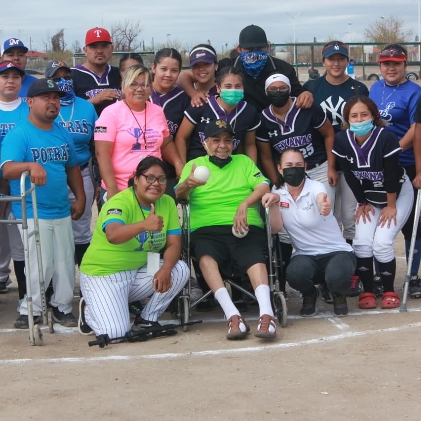 ChachisBoone1's tweet photo. En mi recorrido de hoy por los campos deportivos de Nueva Rosita, pude saludar a un gran promotor del deporte local, a mi amigo José Antonio “Tobi” Solís.
¡Enhorabuena a las chicas participantes del torneo relámpago de softbol!, y gracias por la invitación . https://t.co/SBR080HGI8