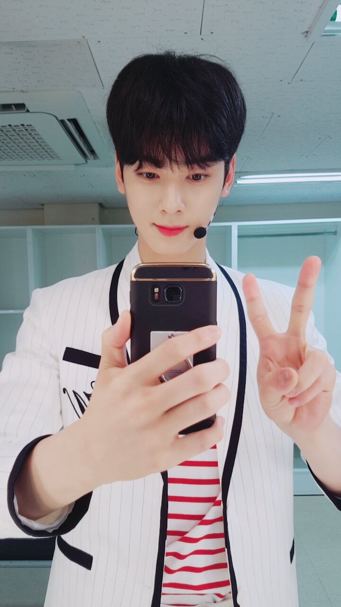 offclLYNX's tweet photo. Hoy los esposos salieron juntitos pero #YUKI🧸 se perdió en el público intentando llegar a primera fila para gritarle a Saeko que la ama mucho (si lo ven entreguenlo al esposo) ¡Muy listos para disfrutar este #VK9thCB y el temón que es #AYAVK! ¡Éxitos, hermosas! 🧸🍯💜 https://t.co/NlApx5kXRW